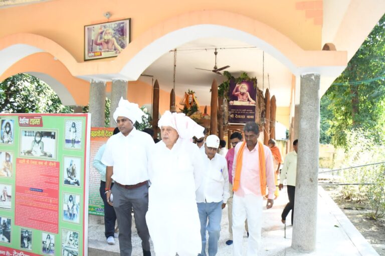 Deoria News:कृषि मंत्री एवं जिलाधिकारी ने किया मइल स्थित स्थित देवरहा बाबा आश्रम का दर्शन