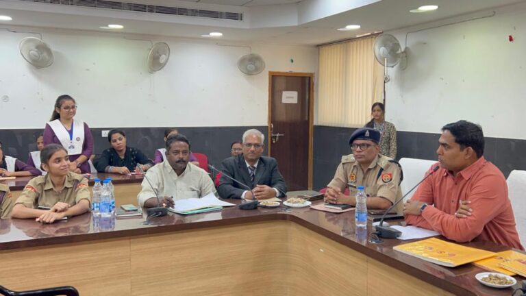 हक़ की बात जिलाधिकारी के साथ कार्यक्रम में जिलाधिकारी अखंड प्रताप सिंह