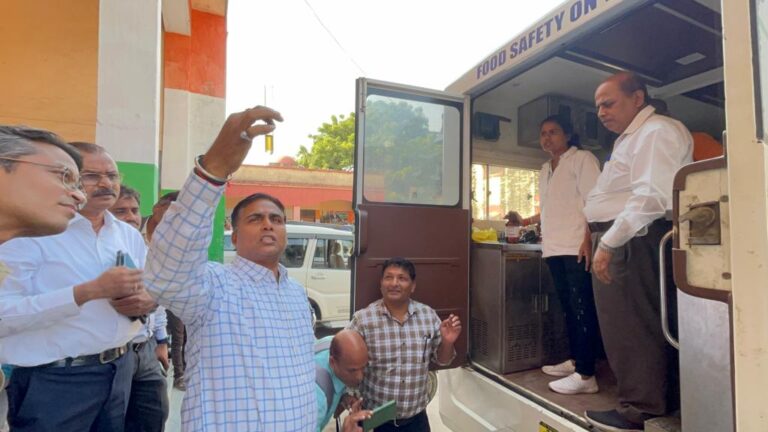 Deoria News: डीएम व एसपी ने फ़ूड सेफ्टी व्हील के माध्यम से मिलावटी खाद्य पदार्थ की जाँच करने के लिए किया लोगो को जागरूक Deoria News: डीएम व एसपी ने फ़ूड सेफ्टी व्हील के माध्यम से मिलावटी खाद्य पदार्थ की जाँच करने के लिए किया लोगो को जागरूक