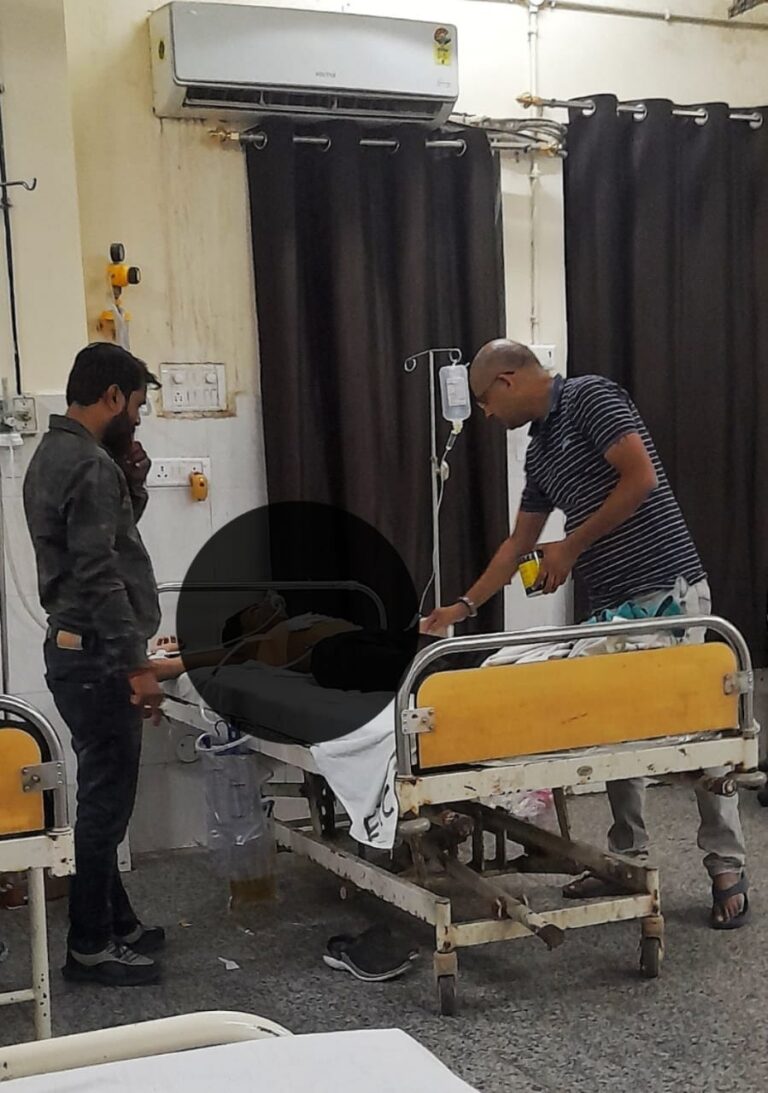 Deoria News: बीच शहर में युवक को चाकू से गोदा,हालत गम्भीर