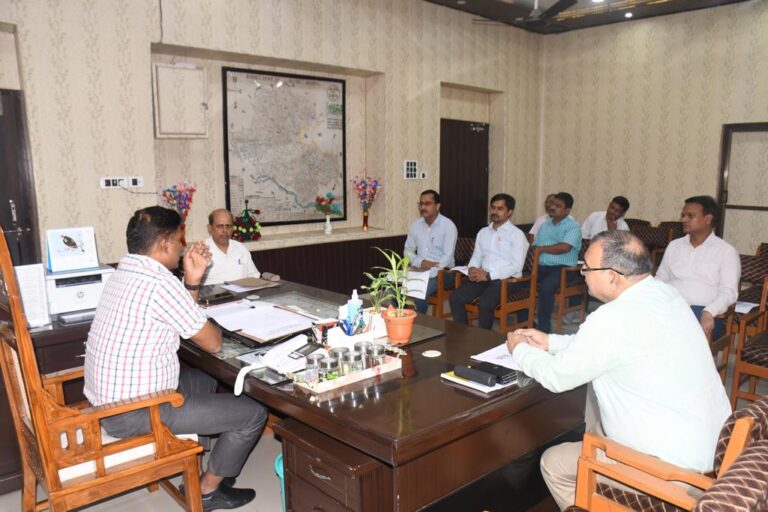 निर्धारित खाद्य सुरक्षा मानकों का अनुपालन करने वाले रेस्टोरेंट्स, फ़ास्ट फ़ूड सेंटर को करें प्रोत्साहित:डीएम