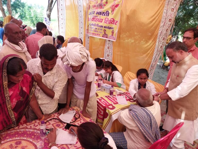 Deoria News: निशुल्क चिकित्सा शिविर का हुआ आयोजन