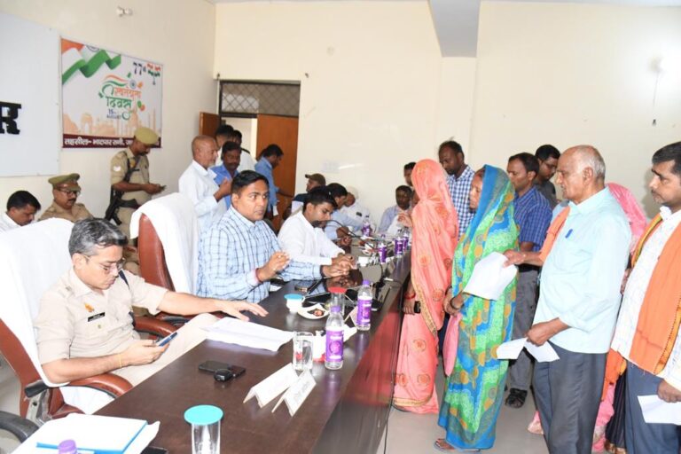 डीएम की अध्यक्षता में तहसील भाटपाररानी में सम्पूर्ण समाधान दिवस का किया गया आयोजन
