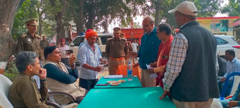 Deoria News:जिलाधिकारी व पुलिस अधीक्षक देवरिया द्वारा थाना लार व मईल में सुनी गयी समस्याएं