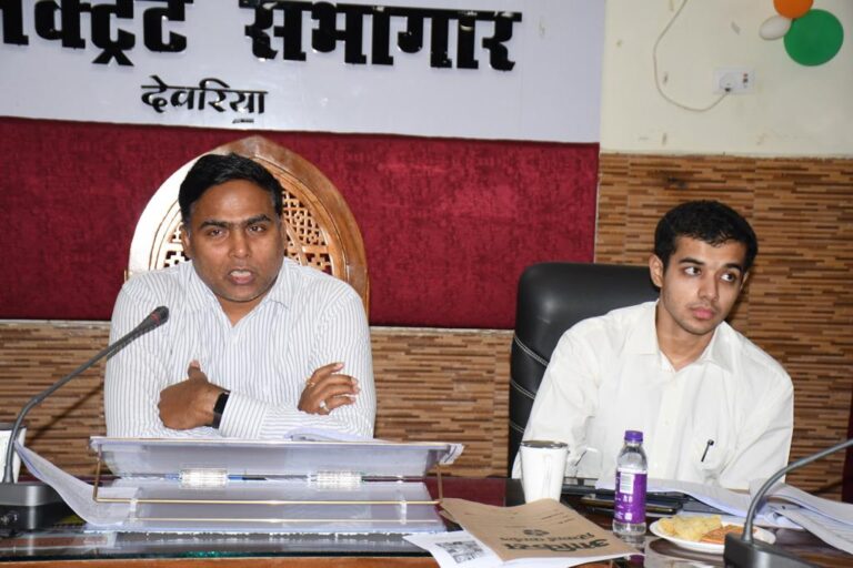 Deoria News:डीएम ने की लखपति महिला कार्यक्रम की समीक्षा