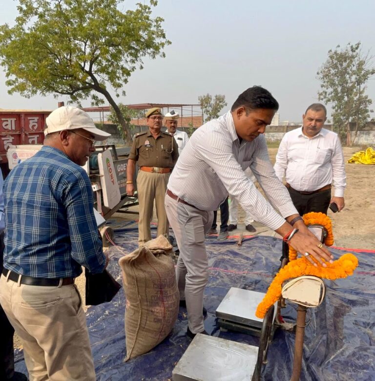 Deoria News:जिलाधिकारी ने किया किसान का सम्मान, विधि विधान से पूजा कर धान क्रय का किया शुभारंभ Deoria News:जिलाधिकारी ने किया किसान का सम्मान, विधि विधान से पूजा कर धान क्रय का किया शुभारंभ
