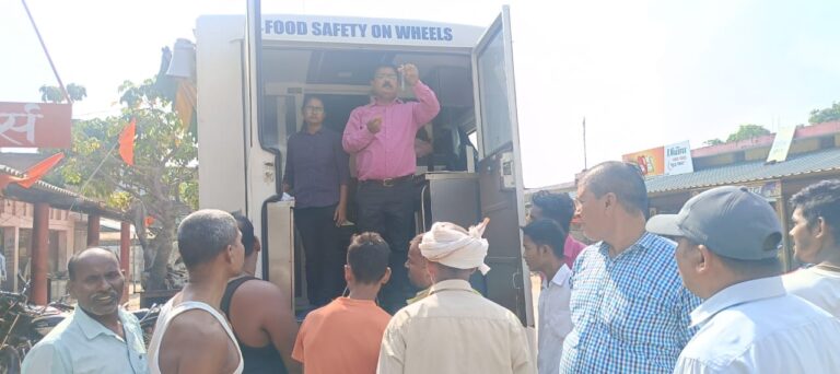 Deoria News: एसएसडब्ल्यू वैन के माध्यम से खाद्य पदार्थों के रासायनिक विश्लेषण का प्रदर्शन करते हुए किया गया जागरूक Deoria News: एसएसडब्ल्यू वैन के माध्यम से खाद्य पदार्थों के रासायनिक विश्लेषण का प्रदर्शन करते हुए किया गया जागरूक