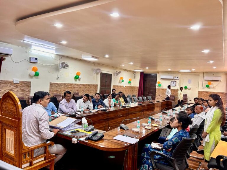 Deoria News:डीएम ने पीएम केयर्स फ़ॉर चिल्ड्रेन योजना के लाभार्थियों से किया संवाद