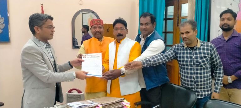 Deoria News:उत्तर प्रदेश उद्योग व्यापार प्रतिनिधि मंडल देवरिया के द्वारा पुलिस अधीक्षक को सौपा