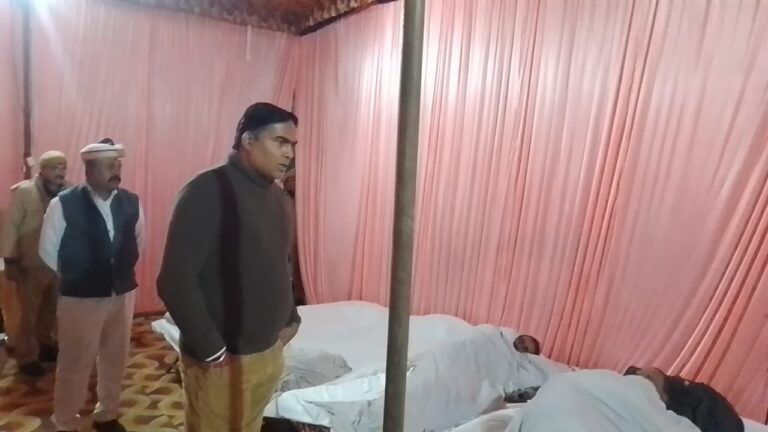 Deoria News:जिलाधिकारी ने किया देर रात रैन बसेरे का निरीक्षण, अलाव व्यवस्था का भी लिया जायजा