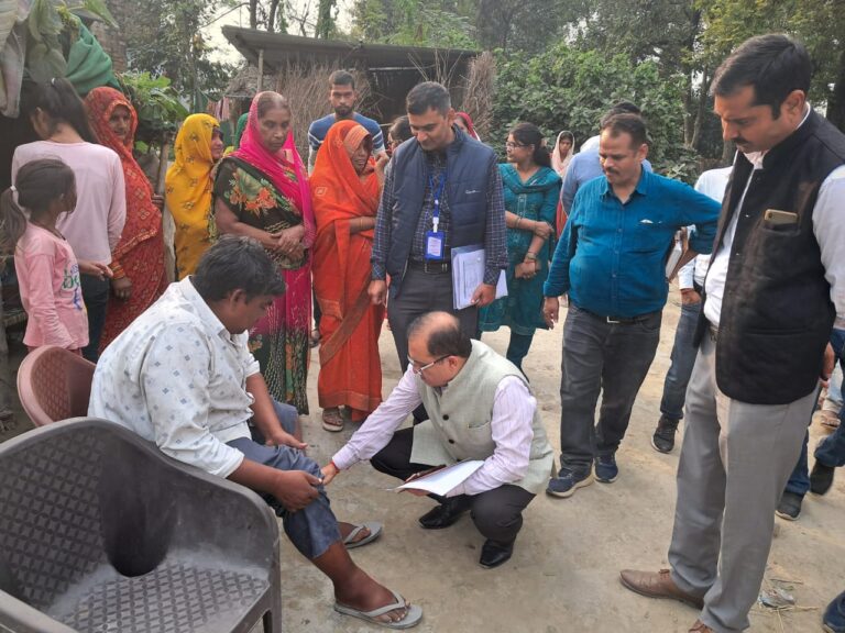 Deoria News:सिकटिया गाँव मे कालाजार और फाइलेरिया मरीजों से मिली नेशनल टीम