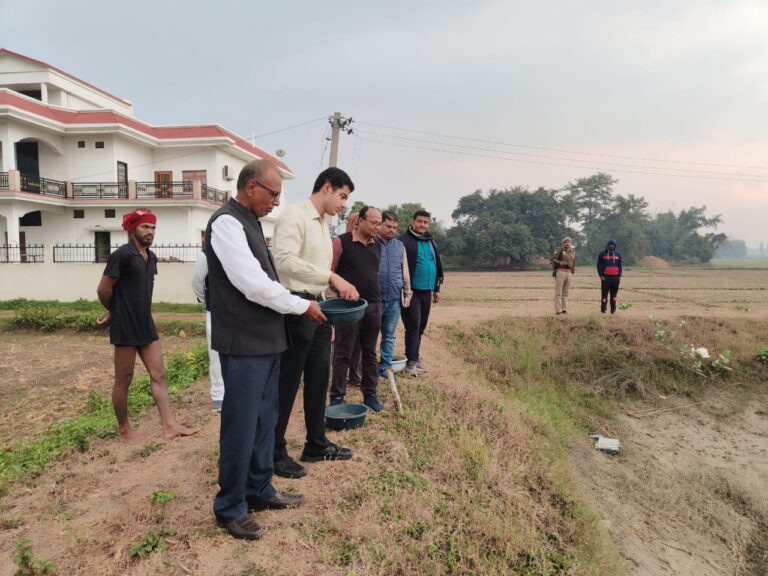 Deoria News:मखाना खेती की शुरुआत करने वाला पूर्वांचल का पहला जिला बना देवरिया