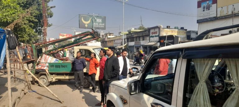 Deoria News: अवैध होर्डिंग-बैनर के विरुद्ध चला नपा का डंडा Deoria News: अवैध होर्डिंग-बैनर के विरुद्ध चला नपा का डंडा