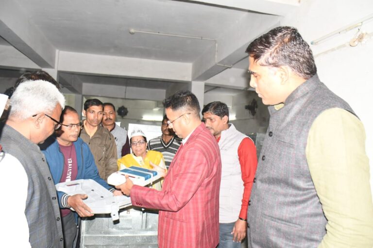 Deoria News:जिलाधिकारी ने किया निर्वाचन कार्यालय वेयरहाउस में ईवीएम एवं वीवीपीएटी का निरीक्षण Deoria News:जिलाधिकारी ने किया निर्वाचन कार्यालय वेयरहाउस में ईवीएम एवं वीवीपीएटी का निरीक्षण