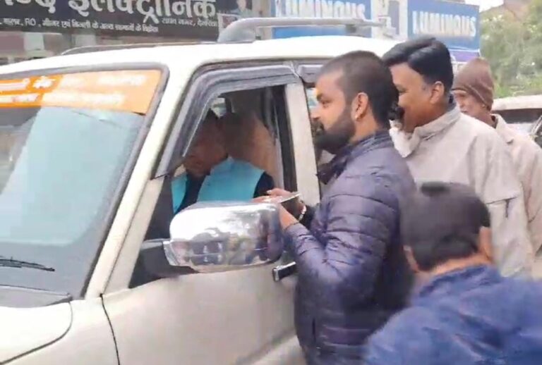 Deoria News:नगरपालिका के बजट के लिए युवाओं ने किया भिक्षाटन