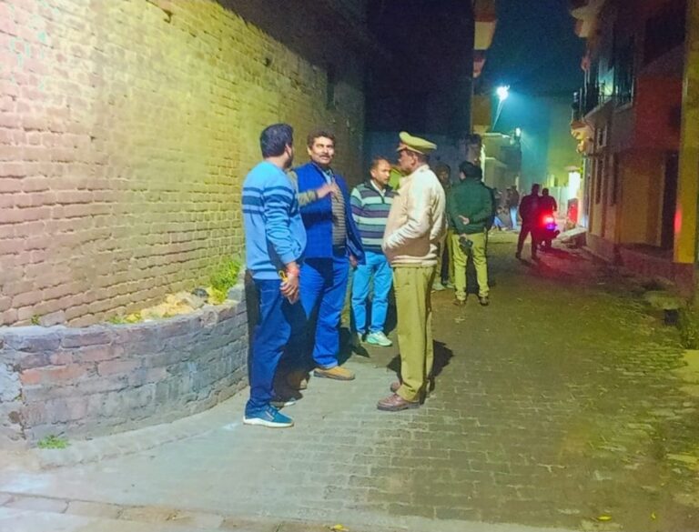 Deoria News:विजलेंस की टीम ने जांच के बाद कटे कनेक्शनों की रात्रि में जांच