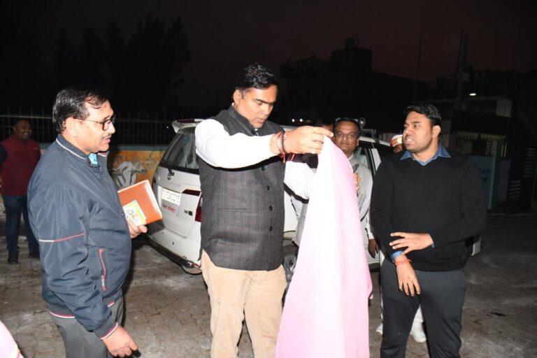 Deoria News:डीएम ने पिपरपाती स्थित कान्हा गौशाला का किया औचक निरीक्षण Deoria News:डीएम ने पिपरपाती स्थित कान्हा गौशाला का किया औचक निरीक्षण