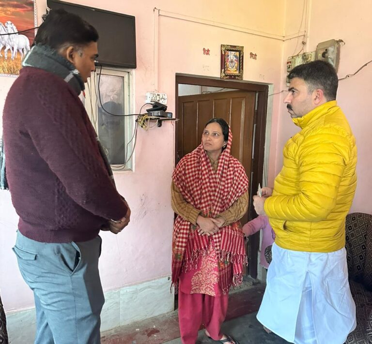 Deoria News:मुख्यमंत्री विवेकाधीन कोष के अंतर्गत दिवंगत पत्रकार के परिजनों मिली आर्थिक सहायता Deoria News:मुख्यमंत्री विवेकाधीन कोष के अंतर्गत दिवंगत पत्रकार के परिजनों मिली आर्थिक सहायता