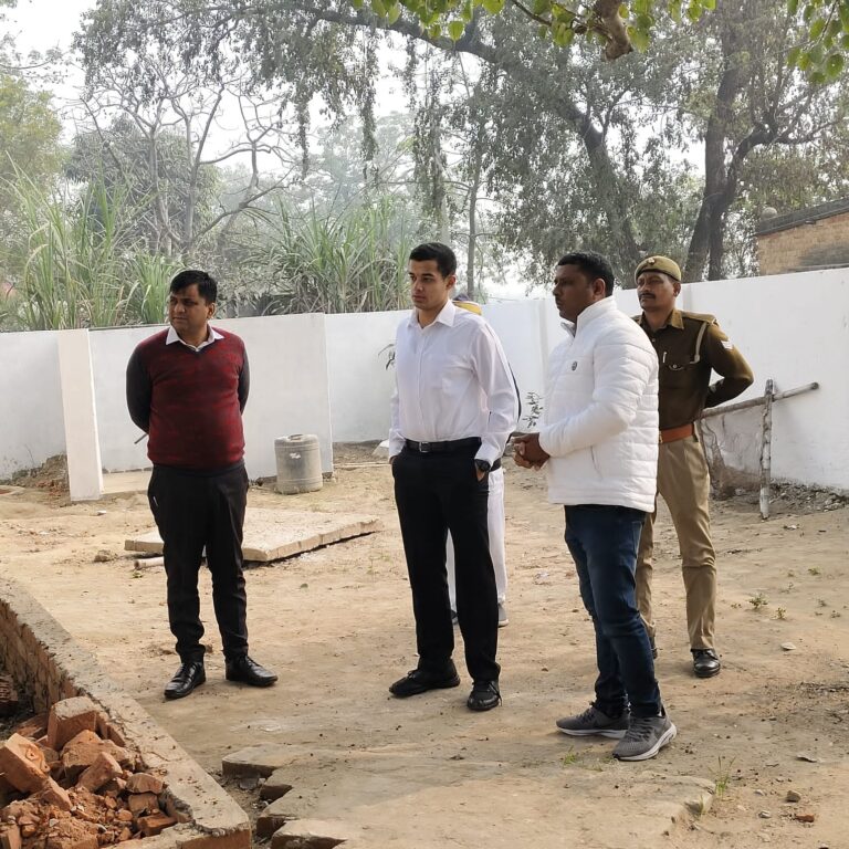 Deoria News: सीडीओ ने नव निर्मित आंगनबाडी केन्द्र भवन का किया निरीक्षण, दिए आवश्यक निर्देश