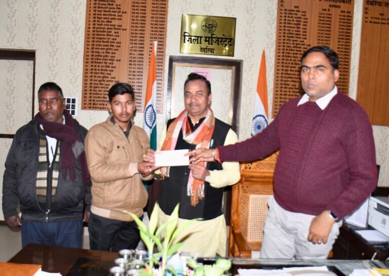 Deoria News हृदय रोग से गंभीर रुप से बीमार युवती के इलाज हेतु डीएम ने दो लाख रुपए का चेक कराया उपलब्ध