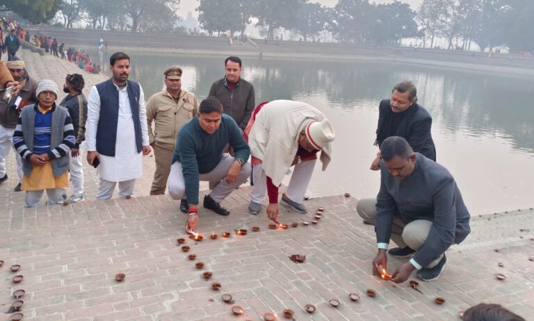 Deoria News:जिलाधिकारी ने पैकौली मंदिर स्थित सरोवर पर किया दीपदान