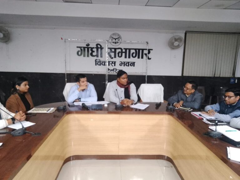 Deoria News:श्रमिक हितैषी योजनाओं में लापरवाही किसी भी दशा में क्षम्य नहीं-डीएम