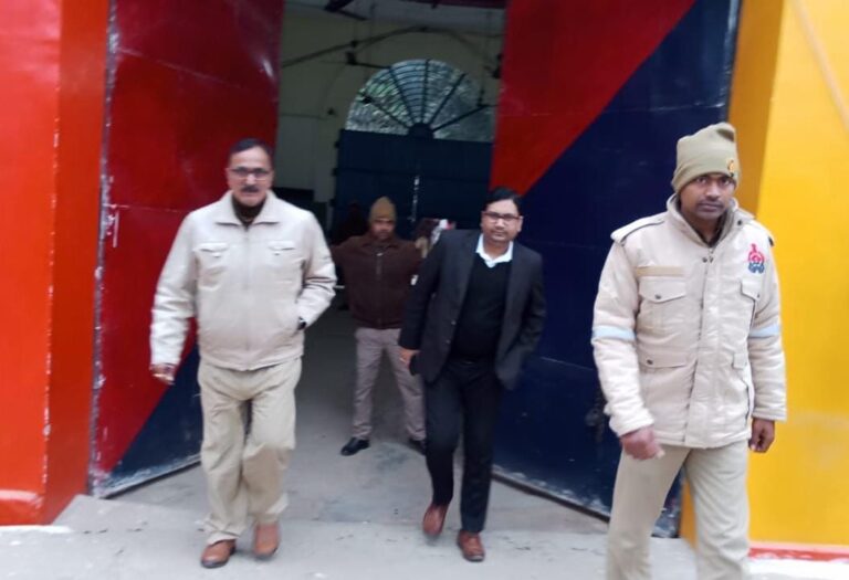 Deoria News:न्यायायिक अधिकारियों ने जिला कारागार का किया निरीक्षण Deoria News:न्यायायिक अधिकारियों ने जिला कारागार का किया निरीक्षण