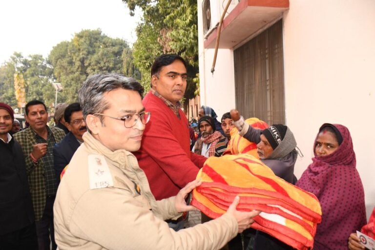 Deoria News:डीएम व एसपी ने जरूरतमंदो में बाटा कम्बल Deoria News:डीएम व एसपी ने जरूरतमंदो में बाटा कम्बल