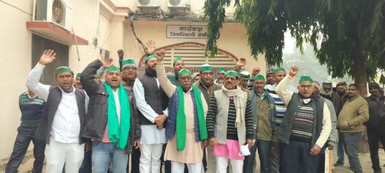 Deoria News:भाकियू का डीएम कार्यालय पर जोरदार प्रदर्शन, एडीएम प्रशासन को सौंपा ज्ञापन Deoria News:भाकियू का डीएम कार्यालय पर जोरदार प्रदर्शन, एडीएम प्रशासन को सौंपा ज्ञापन
