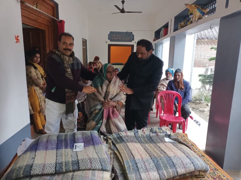 Deoria News:जरूरतमंदों में कंबल वितरित करना सबसे बड़ा पुनीत कार्य–बंधु उपेन्द्र नाथ Deoria News:जरूरतमंदों में कंबल वितरित करना सबसे बड़ा पुनीत कार्य–बंधु उपेन्द्र नाथ