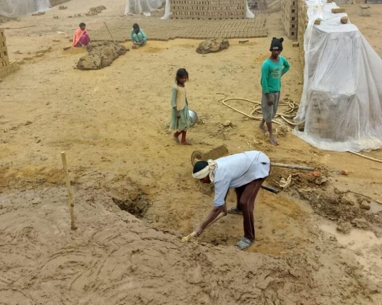 Deoria News: ईंट-भट्ठों पर कार्यरत श्रमिक नजदीक के प्राथमिक विद्यालय में अपने बच्चो का कराए नामांकन Deoria News: ईंट-भट्ठों पर कार्यरत श्रमिक नजदीक के प्राथमिक विद्यालय में अपने बच्चो का कराए नामांकन