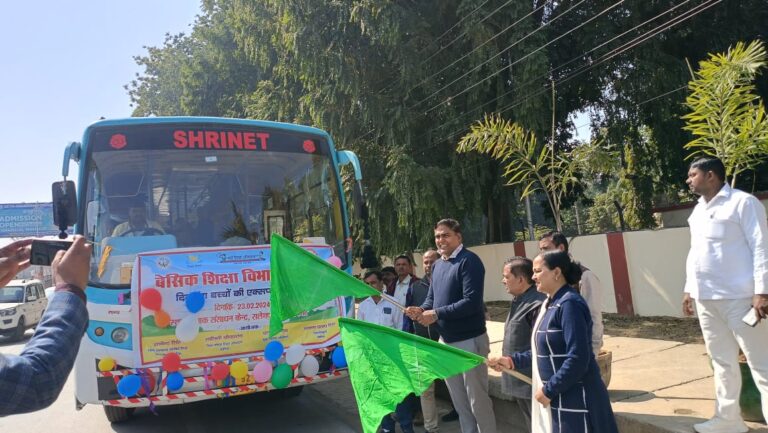 Deoria News:परिषदीय एवं दिव्यांग बच्चों हेतु आयोजित एक्सपोजर विजिट कार्यक्रम के अंतर्गत बस के द्वारा बौद्ध स्थली कुशीनगर का कराया गया भ्रमण