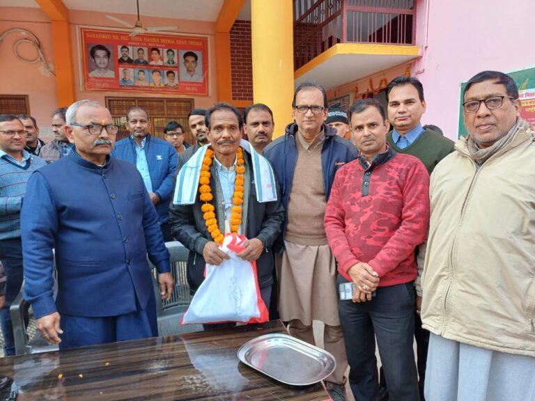 Deoria Newsअंतिम कार्यदिवस पर कर्मचारी को दी गयी भावभीनी विदाई