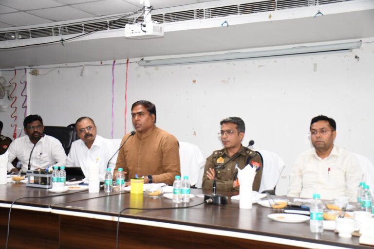 Deoria News:सोशल मीडिया पर रहेगी विशेष निगाह, अफवाह फैलाने पर होगी सख्त कार्रवाई: डीएम Deoria News:सोशल मीडिया पर रहेगी विशेष निगाह, अफवाह फैलाने पर होगी सख्त कार्रवाई: डीएम