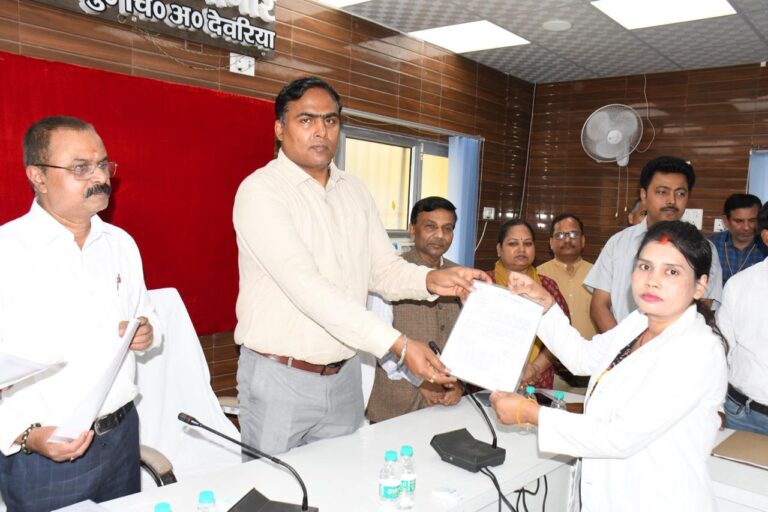 Deoria News:जिलाधिकारी ने 55 स्टॉफ नर्सो को दिया नियुक्ति पत्र