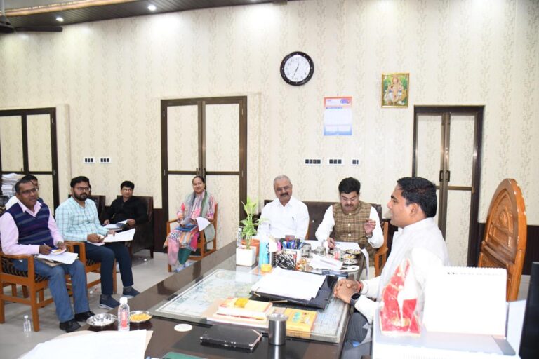 Deoria News:जिलाधिकारी की अध्यक्षता में जनपदीय सड़क सुरक्षा समिति की बैठक आयोजित