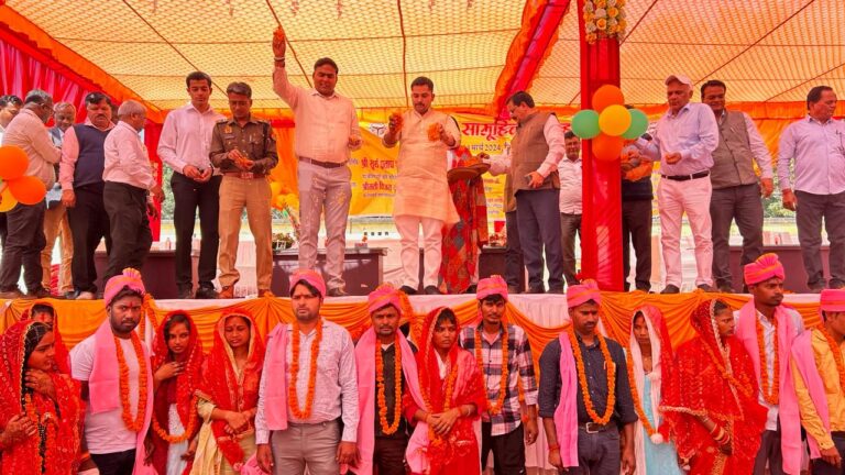Deoria News:मुख्यमंत्री सामूहिक विवाह योजना अंतर्गत 249 जोड़ों ने की शादी, डीएम समेत प्रशासनिक अफसरों ने दिया आशीर्वाद
