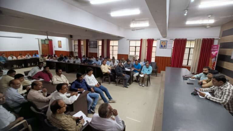 क्राफ्ट कटिंग की सदर तहसीलदार ने की समीक्षा