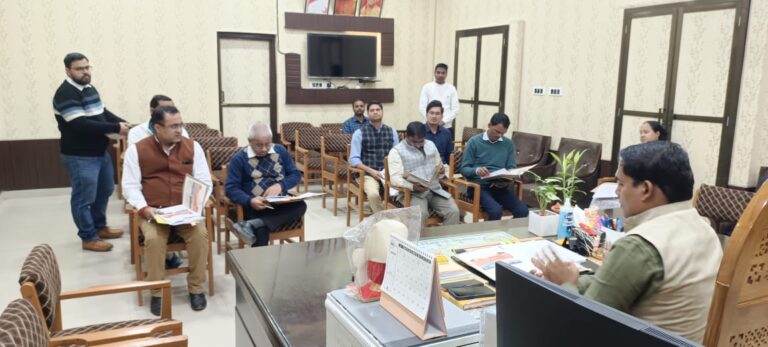 Deoria News:डीएम की अध्यक्षता में मुख्यमंत्री अभ्युदय योजनान्तर्गत जनपद स्तरीय मार्गदर्शन एवं प्रशिक्षण समिति की बैठक आयोजित