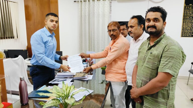 Deoria News दम्पति शिक्षक में से किसी एक और गंभीर रूप से बीमार शिक्षकों को निर्वाचन ड्यूटी से मुक्त करने के लिए सीडीओ से मिले महासंघ के प्रतिनिधि