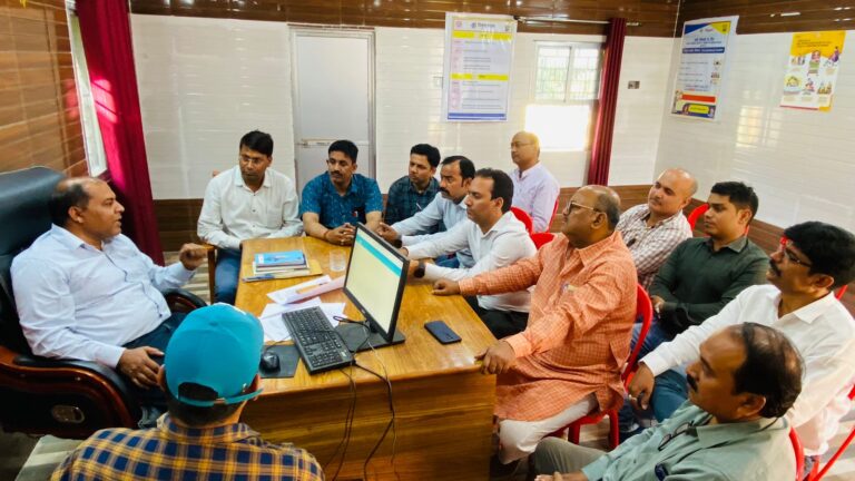 Deoria News:शिक्षक समस्याओं को लेकर बीईओ से मिला शिक्षकों का प्रतिनिधि मंडल