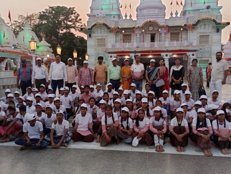 Salempur News:एक्सपोजर विजिट के दौरान बच्चो ने म्युजियम, चिडियाघर , नक्षत्रशाला और गोरखनाथ मन्दिर का किया भ्रमण