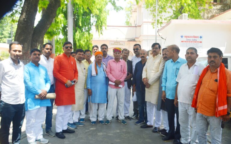 Deoria News:अखिल क्षत्रिय महासभा ने देवरिया डीएम को पुरुषोत्तम रुपाला के विरोध में दिया ज्ञापन