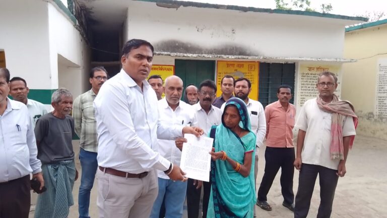 Deoria News लोकतंत्र में सरकार चुनने का हक नागरिक के पास:डीएम Deoria News लोकतंत्र में सरकार चुनने का हक नागरिक के पास:डीएम