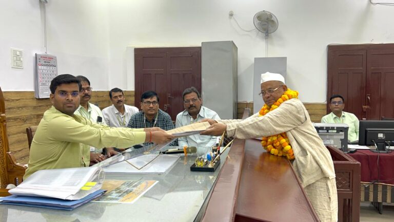 Deoria News:देवरिया में नामांकन के दूसरे दिन दो प्रत्याशियों ने किया नामांकन Deoria News:देवरिया में नामांकन के दूसरे दिन दो प्रत्याशियों ने किया नामांकन