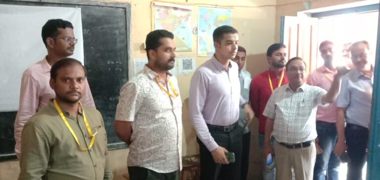 Deoria News:मतदान कार्मिकों का दो पालियों में हुआ प्रशिक्षण,72 कार्मिक पाये गए अनुपस्थित
