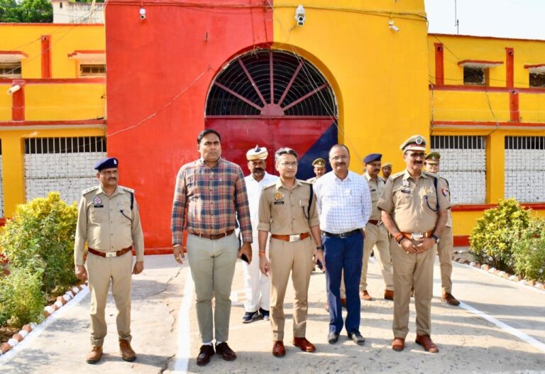 Deoria News:डीएम ने जिला कारागार का किया औचक निरीक्षण