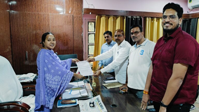 Deoria News:दंपति शिक्षकों में से एक को चुनाव ड्यूटी से मुक्त करने की मांग Deoria News:दंपति शिक्षकों में से एक को चुनाव ड्यूटी से मुक्त करने की मांग