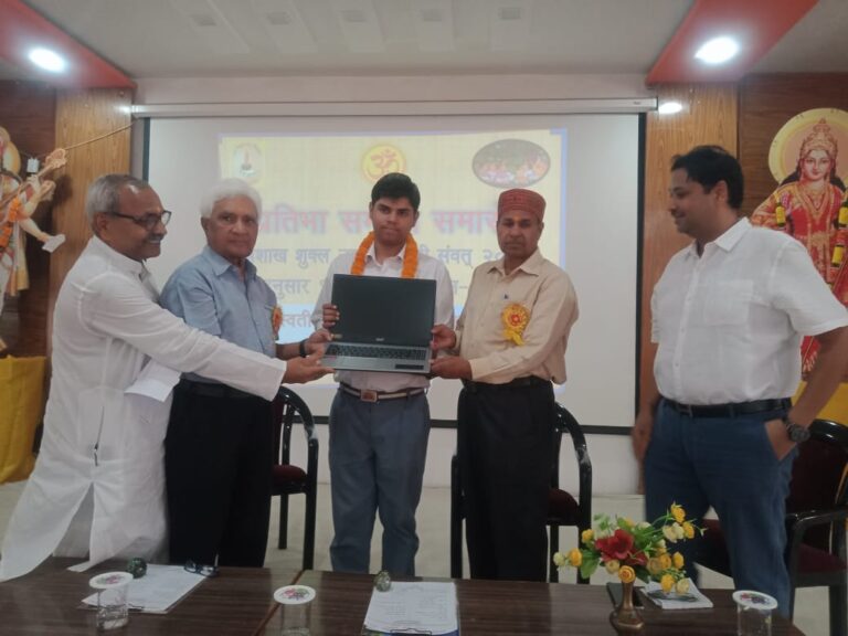 Deoria News:विद्या मन्दिर में आयोजित हुआ प्रतिभा सम्मान समारोह, पुरस्कार पाकर खिले चेहरे