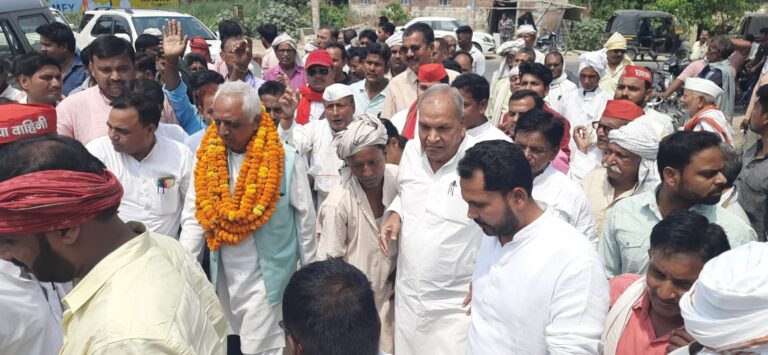 Deoria News:इंडिया गठबंधन के प्रत्याशी अखिलेश प्रताप सिंह ने पथरदेवा विधानसभा मे किया जनसंपर्क